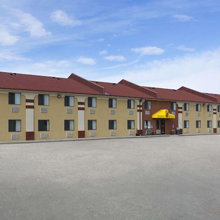 Super 8 By Wyndham Park City/North Wichita Area Екстериор снимка