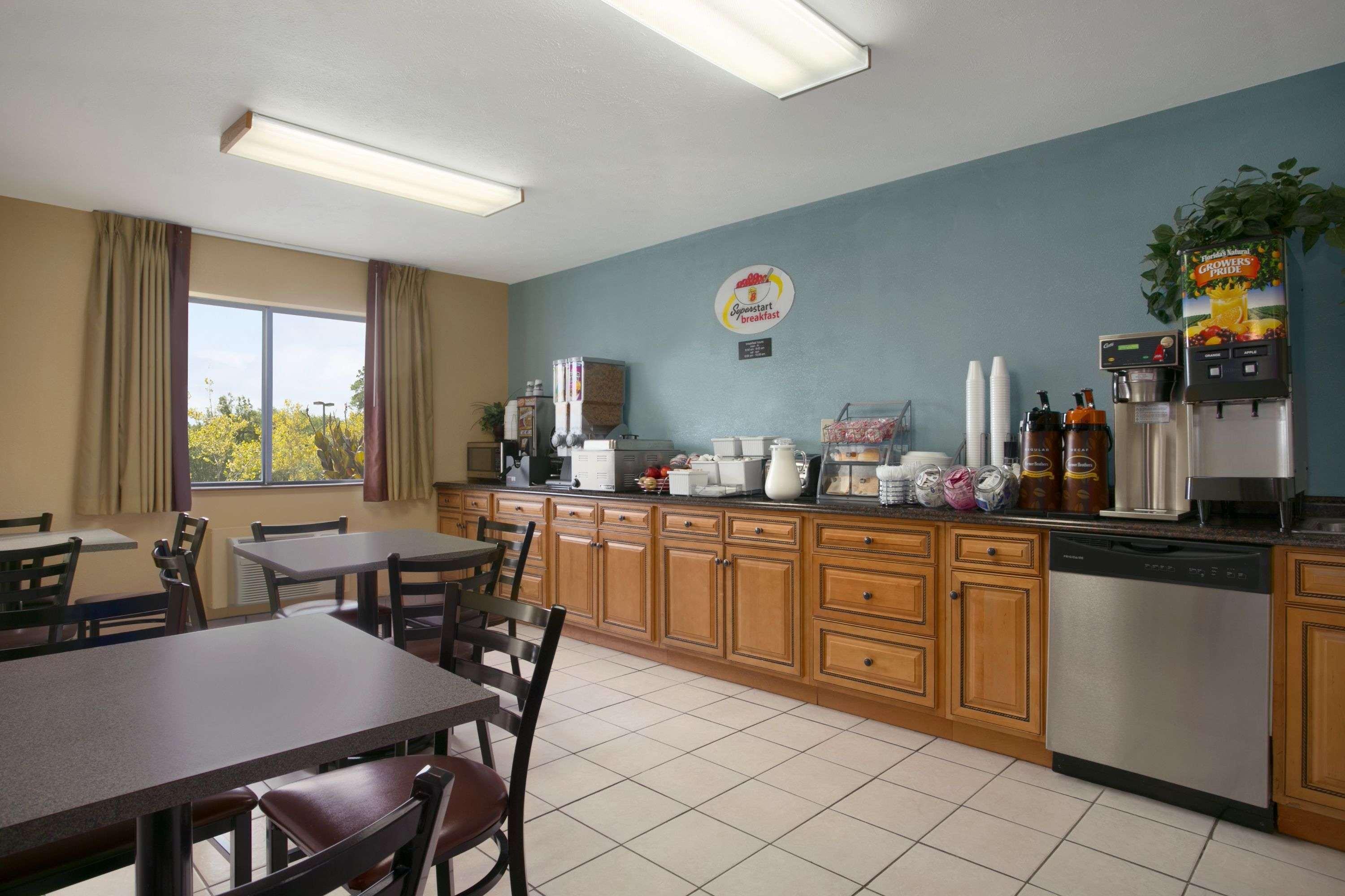 Super 8 By Wyndham Park City/North Wichita Area Екстериор снимка