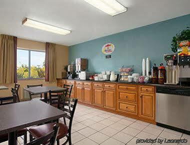 Super 8 By Wyndham Park City/North Wichita Area Екстериор снимка